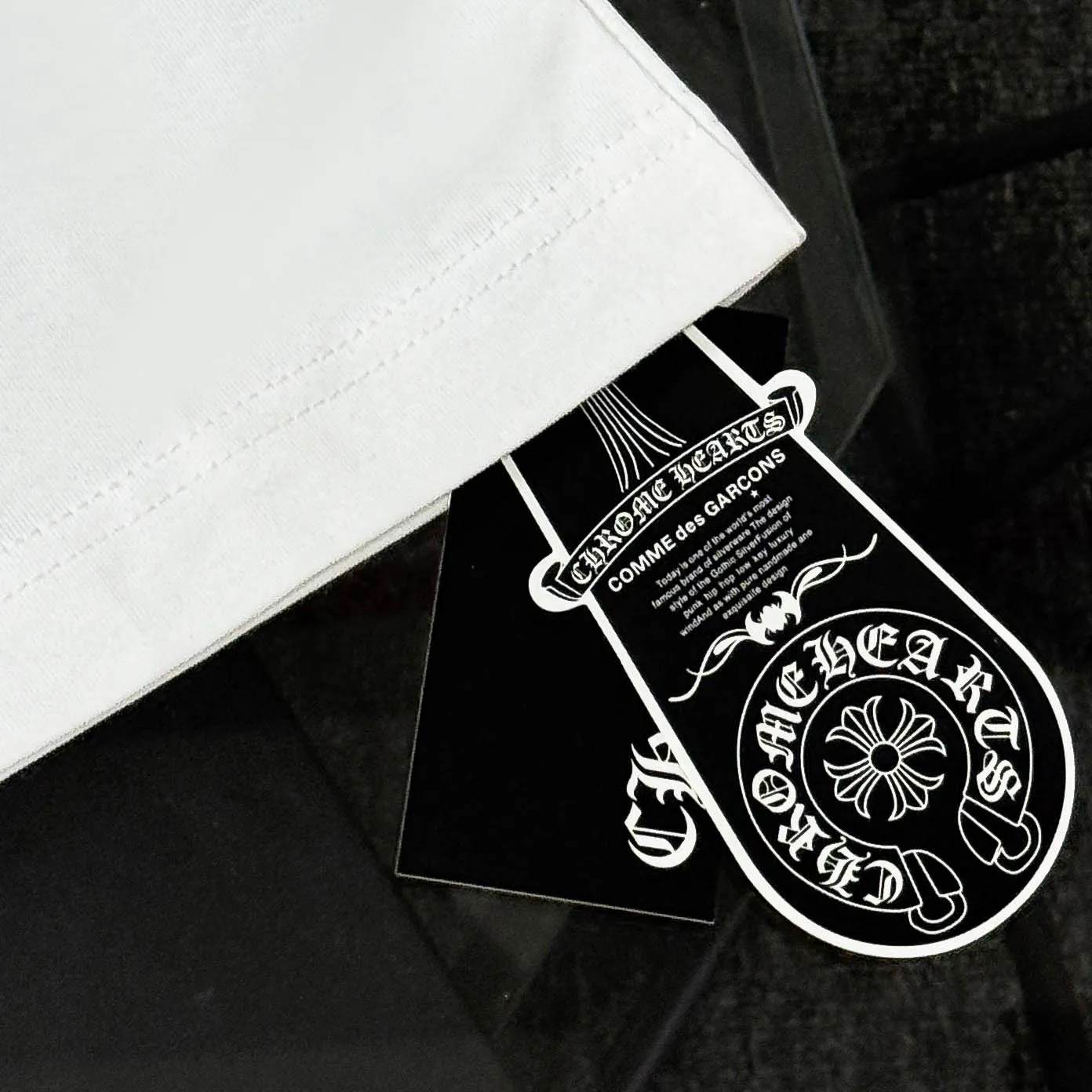 P180 Chrome Hearts 25 high-end versions. The fabric is made of 300 grams of high-density pure cotton. It does not deform or shrink. It has three labels. It is the same style for men and women. Technology: patch embroidery + original development hardware. Color: white, black. SIZE: S-XL.